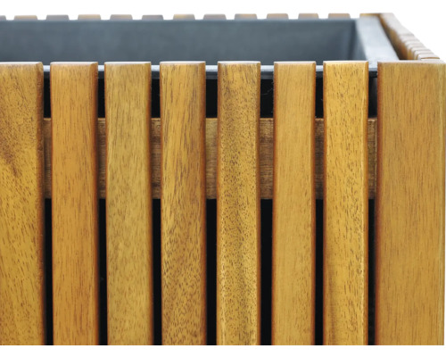 Drevený kvetináč s lamelovým vzorom