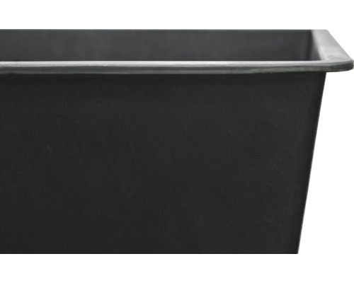Detailný pohľad na čiernu plastovú maltovú vaňu.