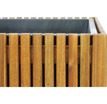 Detailný záber kvetináča z drevených lamiel