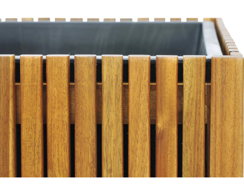 Detailný záber kvetináča z drevených lamiel