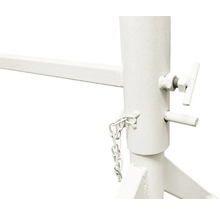 Detail bielej stavebnej kozy s reťazou a skrutkovacím kolíkom