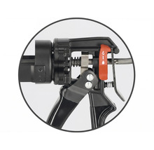 Detailný pohľad na aplikačnú pištoľ s nastaviteľnou funkciou proti odkvapkávaniu.