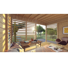 Interiér dreveného domu s trámovým stropom, horizontálnymi drevenými žalúziami a nábytkom