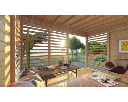 Interiér dreveného domu s trámovým stropom, horizontálnymi drevenými žalúziami a nábytkom