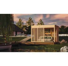 Drevený záhradný domček s vodorovnými lamelami na drevenej plošine pri jazere