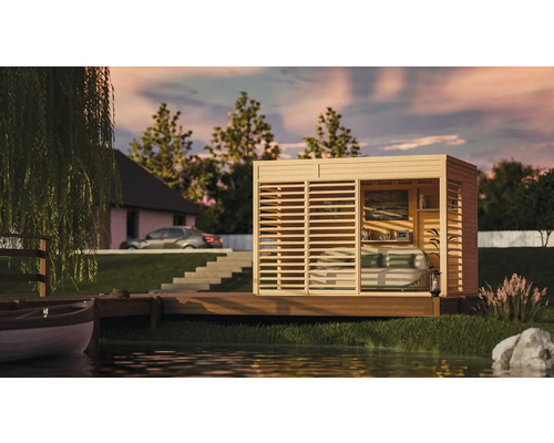 Drevený záhradný domček s vodorovnými lamelami na drevenej plošine pri jazere