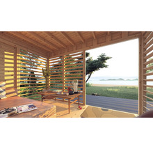 Svetlá drevená chata s posedením, stolom a výhľadom do prírody