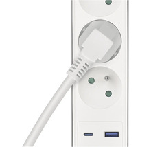 Predlžovací kábel so zasunutou zástrčkou a USB portami