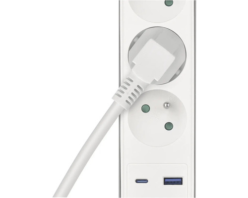 Predlžovací kábel so zasunutou zástrčkou a USB portami