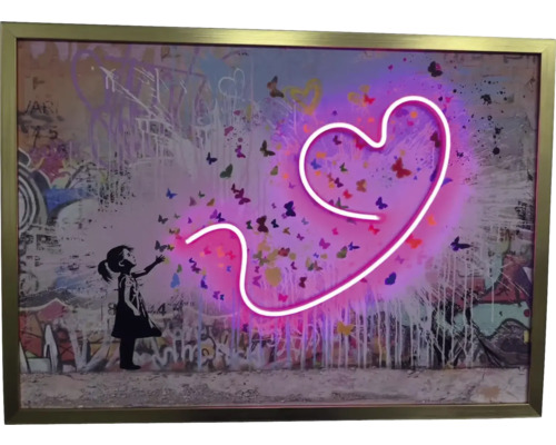 Rámovaný nástenný obraz s dievčaťom, motýľmi a neónovým srdcom