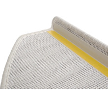 Detailný pohľad na schod s kobercom a lepiacou páskou na upevnenie