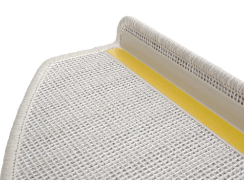 Detailný pohľad na schod s kobercom a lepiacou páskou na upevnenie