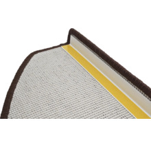 Detail schodu so schodiskovou hranou s hnedým okrajom