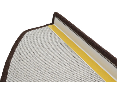 Detail schodu so schodiskovou hranou s hnedým okrajom