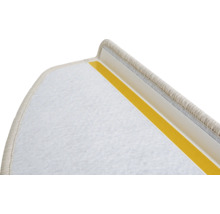 Detail schodu s kobercom a lepiacou páskou