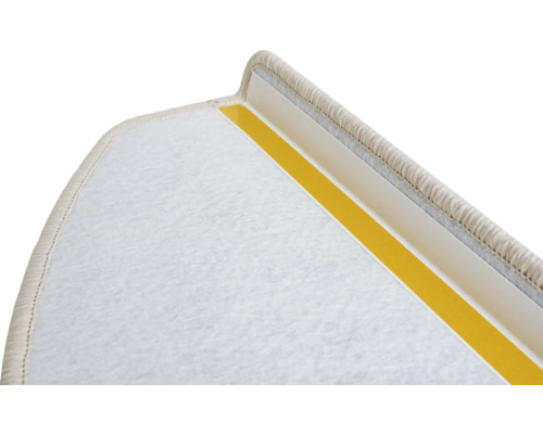 Detail schodu s kobercom a lepiacou páskou