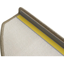 Detail schodiskovej rohože s lepiacou páskou a ochranou hrán