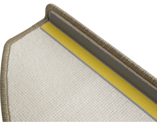 Detail schodiskovej rohože s lepiacou páskou a ochranou hrán