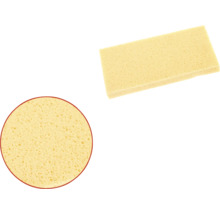 Dve žlté špongie, jedna obdĺžniková a jedna okrúhla, na upratovanie