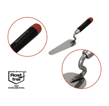 Murárska lyžica s čiernou rukoväťou a nerezovým povrchom