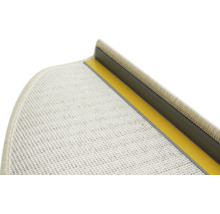 Detailný pohľad na schodiskovú rohož s lepiacou páskou a upevňovacím profilom