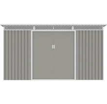 Sivý kovový záhradný domček s dvojkrídlovými dverami, vertikálne profilovanými stenami a vetracími otvormi v hornej časti.