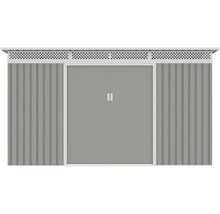 Sivý kovový záhradný domček s bielymi dvojkrídlovými dverami, vertikálnym vlnitým profilom a vetracou mriežkou v hornej časti.