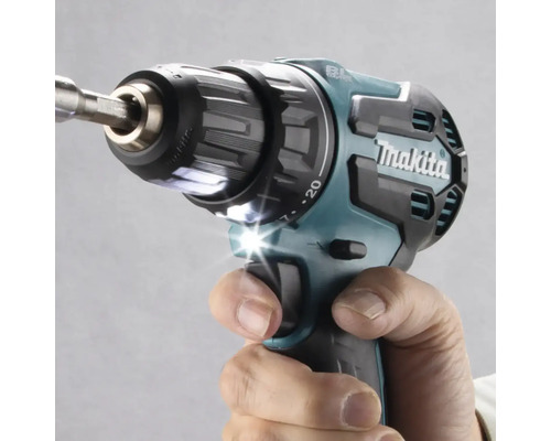 Akumulátorový vŕtací skrutkovač Makita v ruke