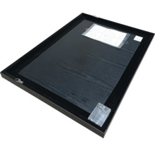 Zadný pohľad na obrazový rám s vešiakmi