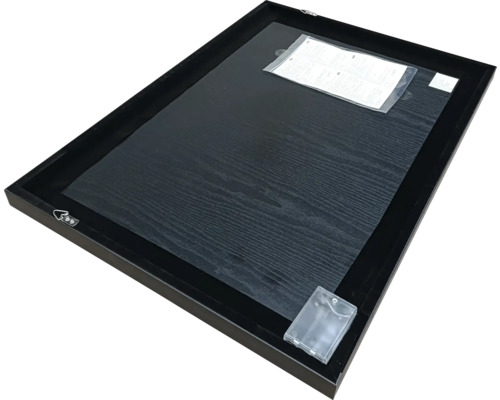 Zadný pohľad na obrazový rám s vešiakmi