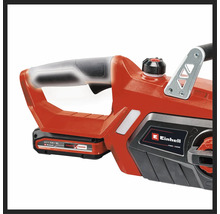 Detailný pohľad na akumulátorovú reťazovú pílu Einhell s 18 Volt akumulátorom, ergonomickou rukoväťou, uzáverom olejovej nádrže a Einhell Logo.