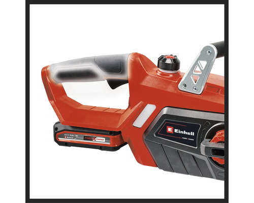 Detailný pohľad na akumulátorovú reťazovú pílu Einhell s 18 Volt akumulátorom, ergonomickou rukoväťou, uzáverom olejovej nádrže a Einhell Logo.