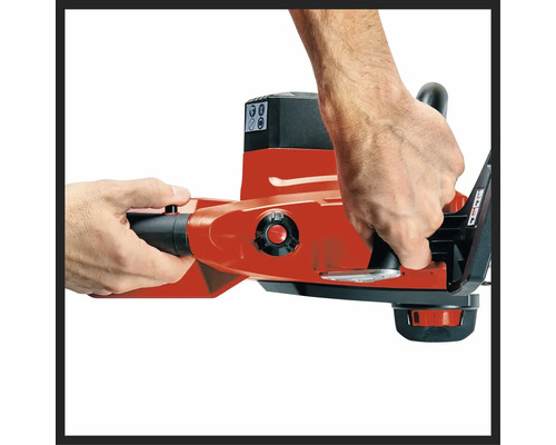 Detailný záber rúk držiacich reťazovú pílu bezpečne za ergonomické rukoväte.