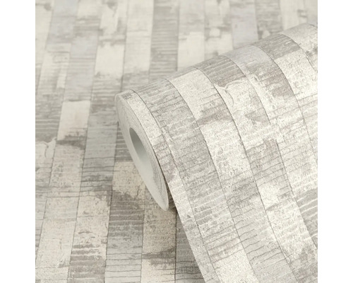 Vliesová tapeta s vertikálnym pruhovaným vzorom v imitácii kameňa alebo dreva, svetlosivá štruktúrovaná.