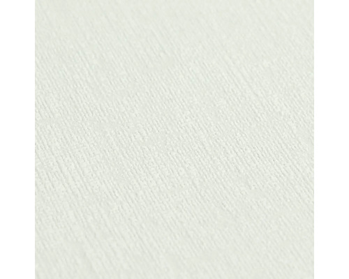 Detail jemne štruktúrovanej vliesovej tapety so zvislými líniami.