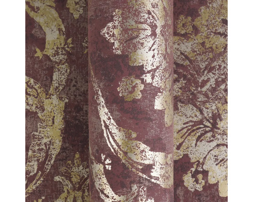 Tapeta s kvetinovým ornamentálnym vzorom a metalickými efektmi.