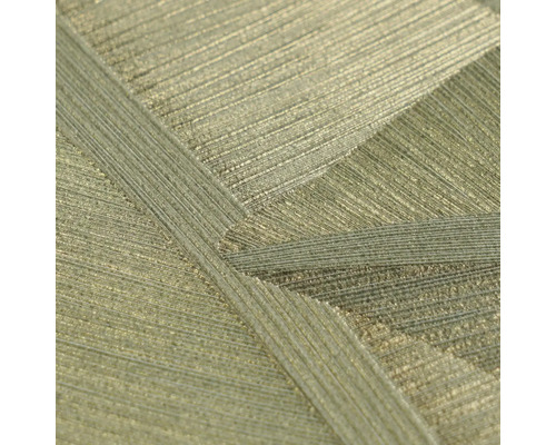 Detail vliesovej tapety s geometrickým linkovým vzorom a kovovým leskom.