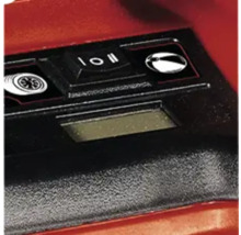 Detail ovládacích prvkov stroja s prepínačmi a displejom