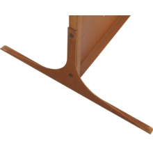 Detailný pohľad na drevenú nohu nábytku