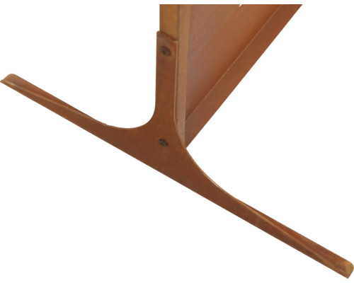 Detailný pohľad na drevenú nohu nábytku