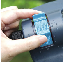 Ruka ovláda zavlažovač na zavlažovanie záhrady