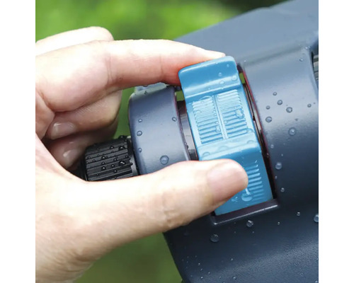 Ruka ovláda zavlažovač na zavlažovanie záhrady