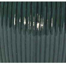 Detail rebrovanej keramickej vázy