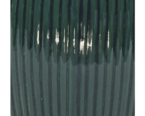 Detail rebrovanej keramickej vázy