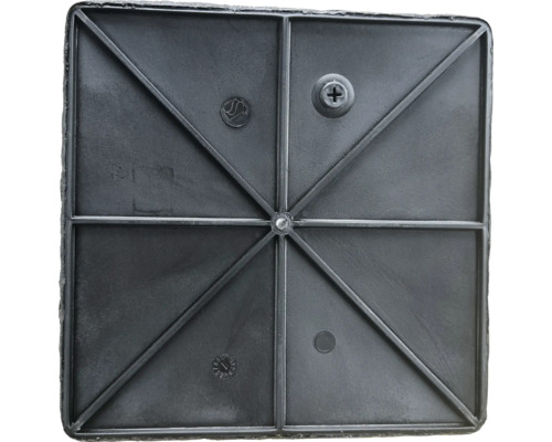 Spodná strana štvorcovej dosky kvetináča z plastu s výstuhami