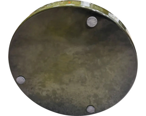 Spodná strana okrúhleho kvetináča s tromi nohami