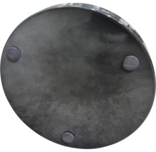 Spodná strana okrúhleho kvetináča s nožičkami