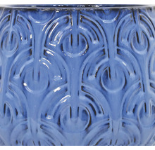 Detailný pohľad na modrý kvetináč s reliéfnym vzorom