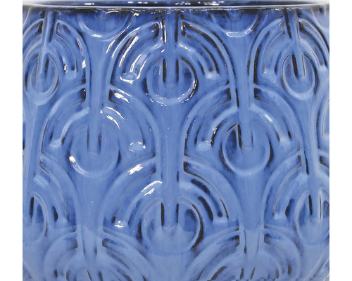 Detailný pohľad na modrý kvetináč s reliéfnym vzorom