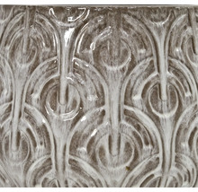 Detailný záber keramickej nádoby s kvetinovým vzorom